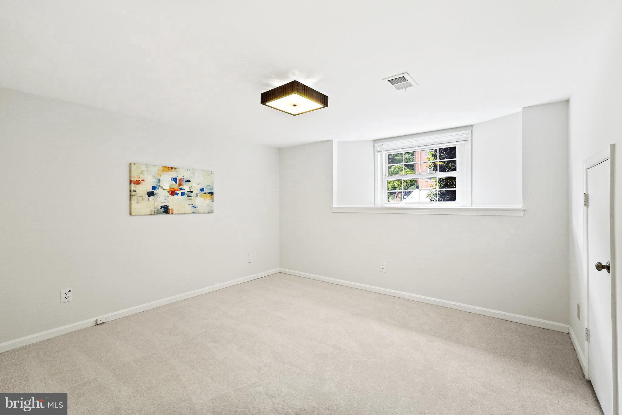 WILLIAMSBURG POND - Residential