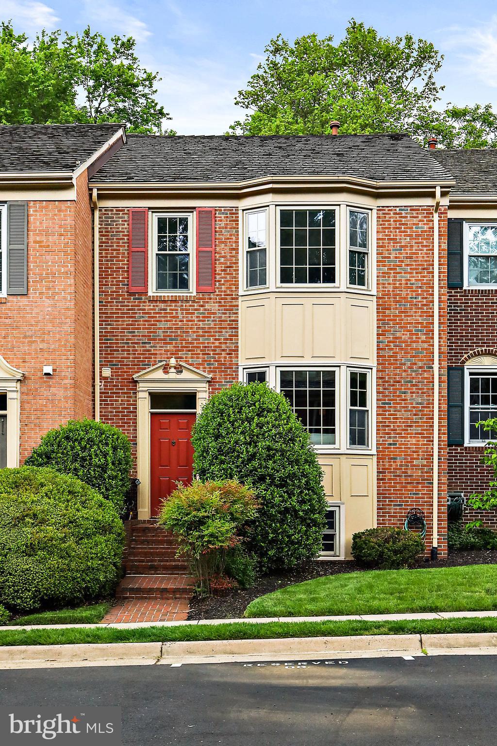 WILLIAMSBURG POND - Residential