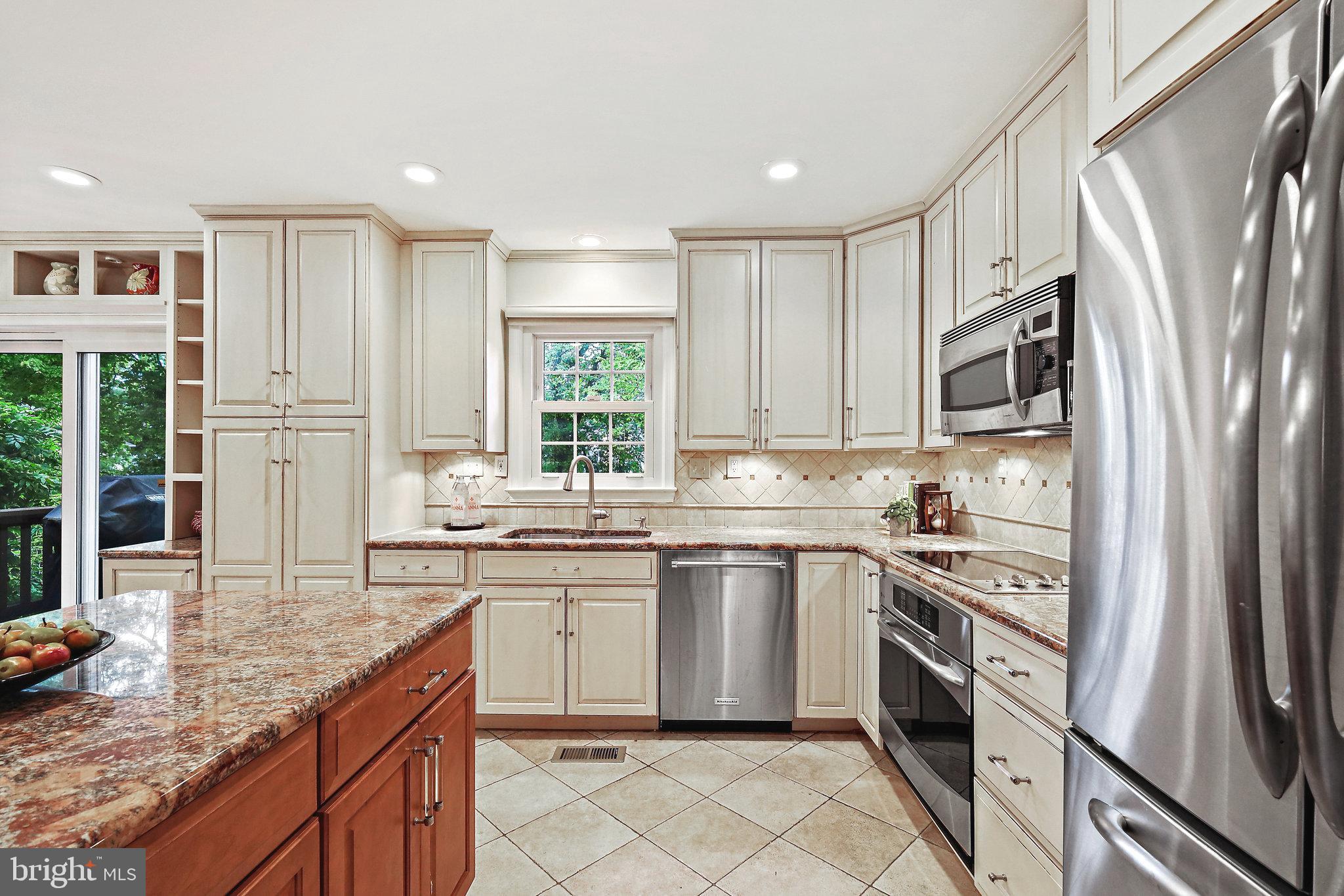 WILLIAMSBURG POND - Residential