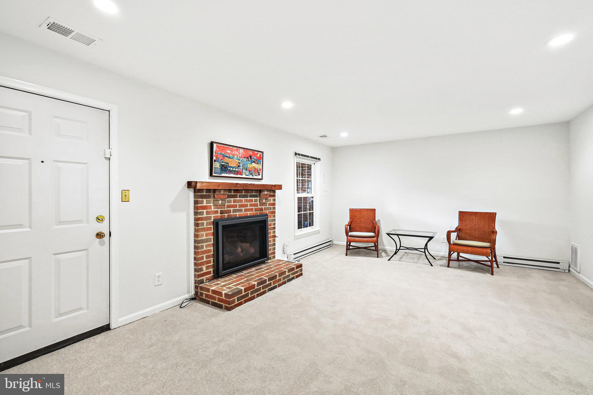 WILLIAMSBURG POND - Residential