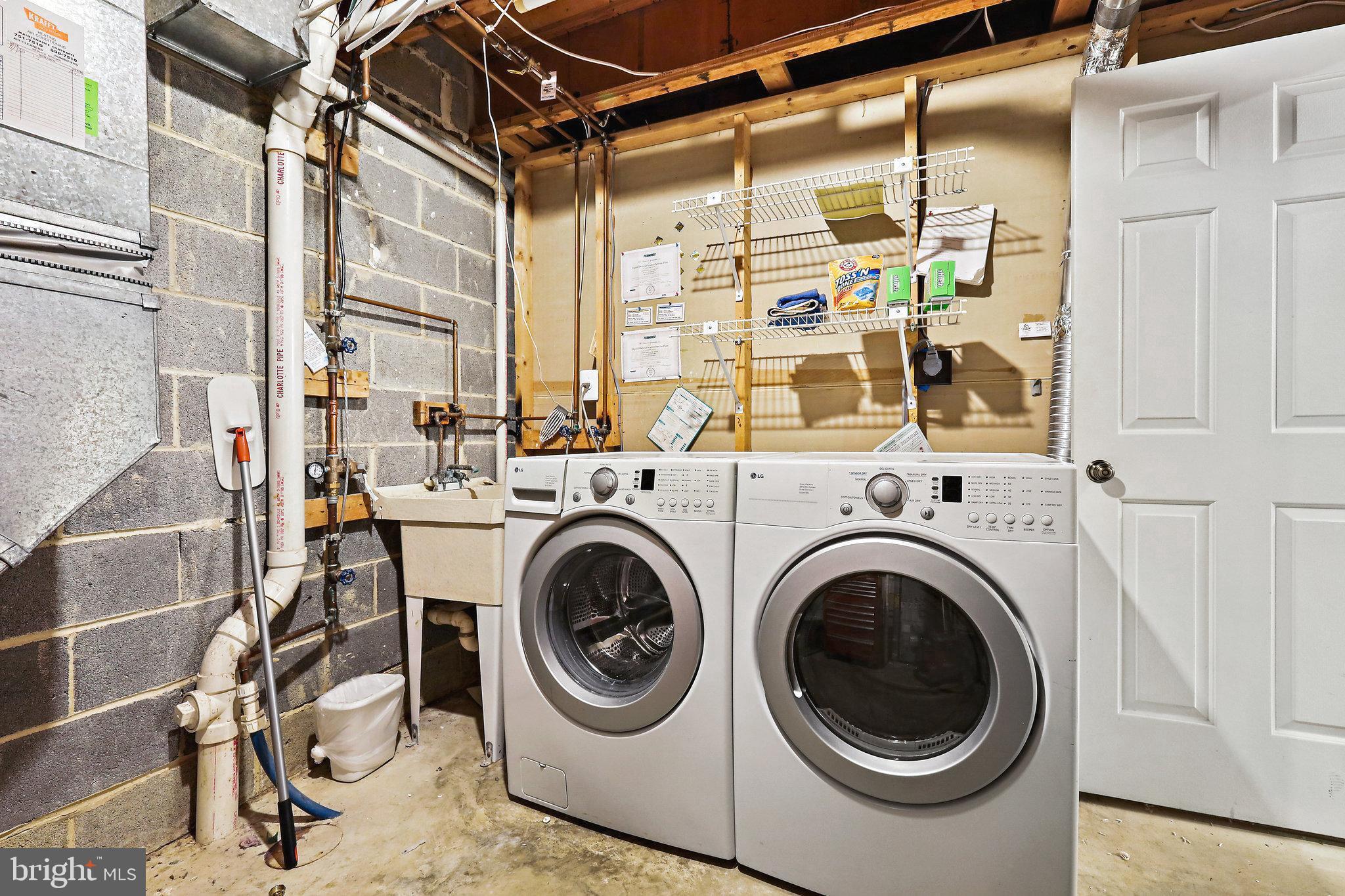 WILLIAMSBURG POND - Residential