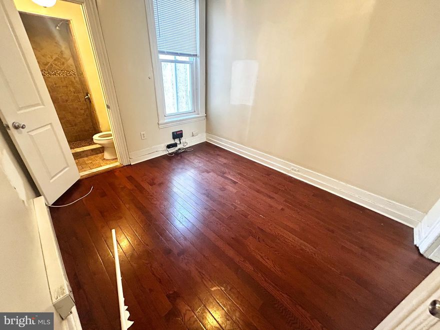 Welcome to 1819 W Oxford St #D, a charming and cozy 1-bedroom, 1-bathroom apartment perfect for comfortable city living. This thoughtfully designed space features modern finishes, including sleek granite countertops, stainless steel appliances, and elegant hardwood floors. Enjoy the convenience of in-unit laundry and ample storage space. The apartment’s open layout maximizes space and light, creating a welcoming and functional home. Located in a vibrant neighborhood, you’ll be close to local shops, dining, and public transport, making this an ideal choice for urban living.