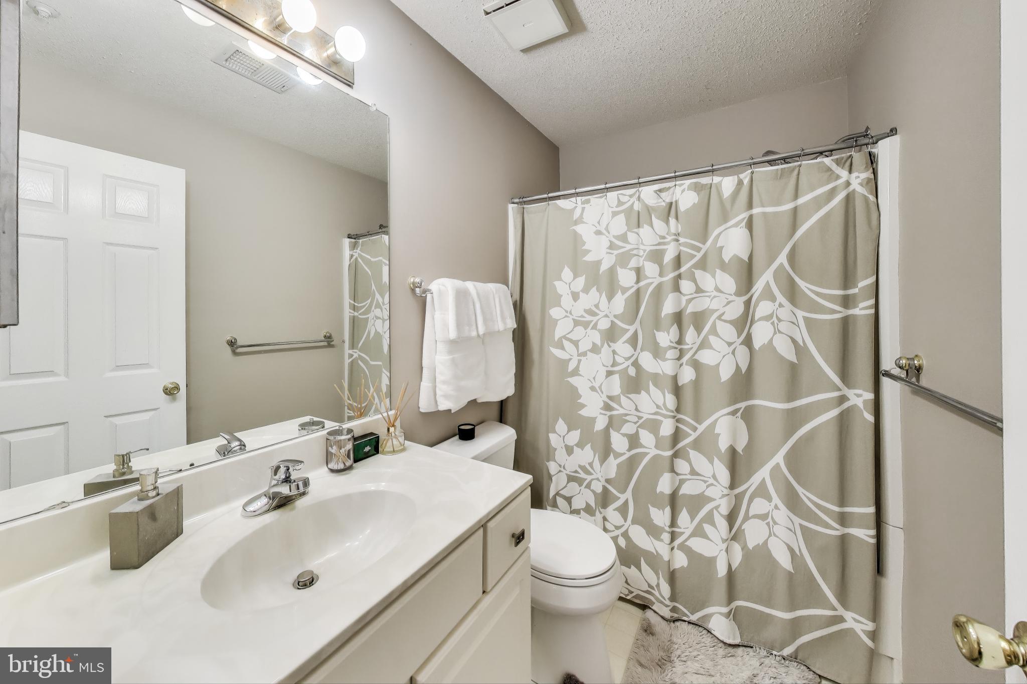 DECOVERLY - Residential Lease