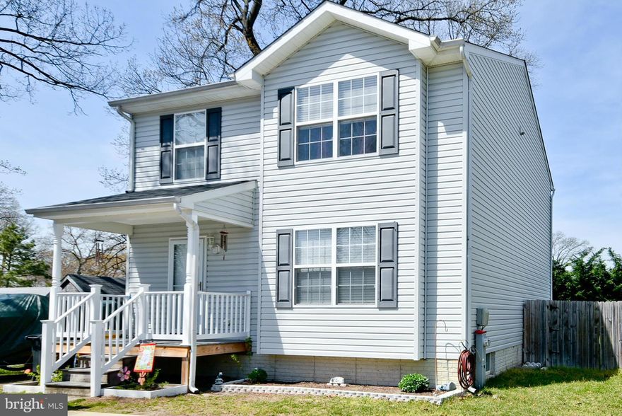 Prefect move in ready home! Well maintained 3br-2.5ba home features hardwood floors in foyer spacious eat-in kitchen open floor plan separate dining & living areas master bedroom with dual closets & bath with soaking tub and separate shower deck for those weekend BBQ's rear fenced yard low maintenance front porch off street parking 1686 finished sq. ft. & full walkout basement Shows great!