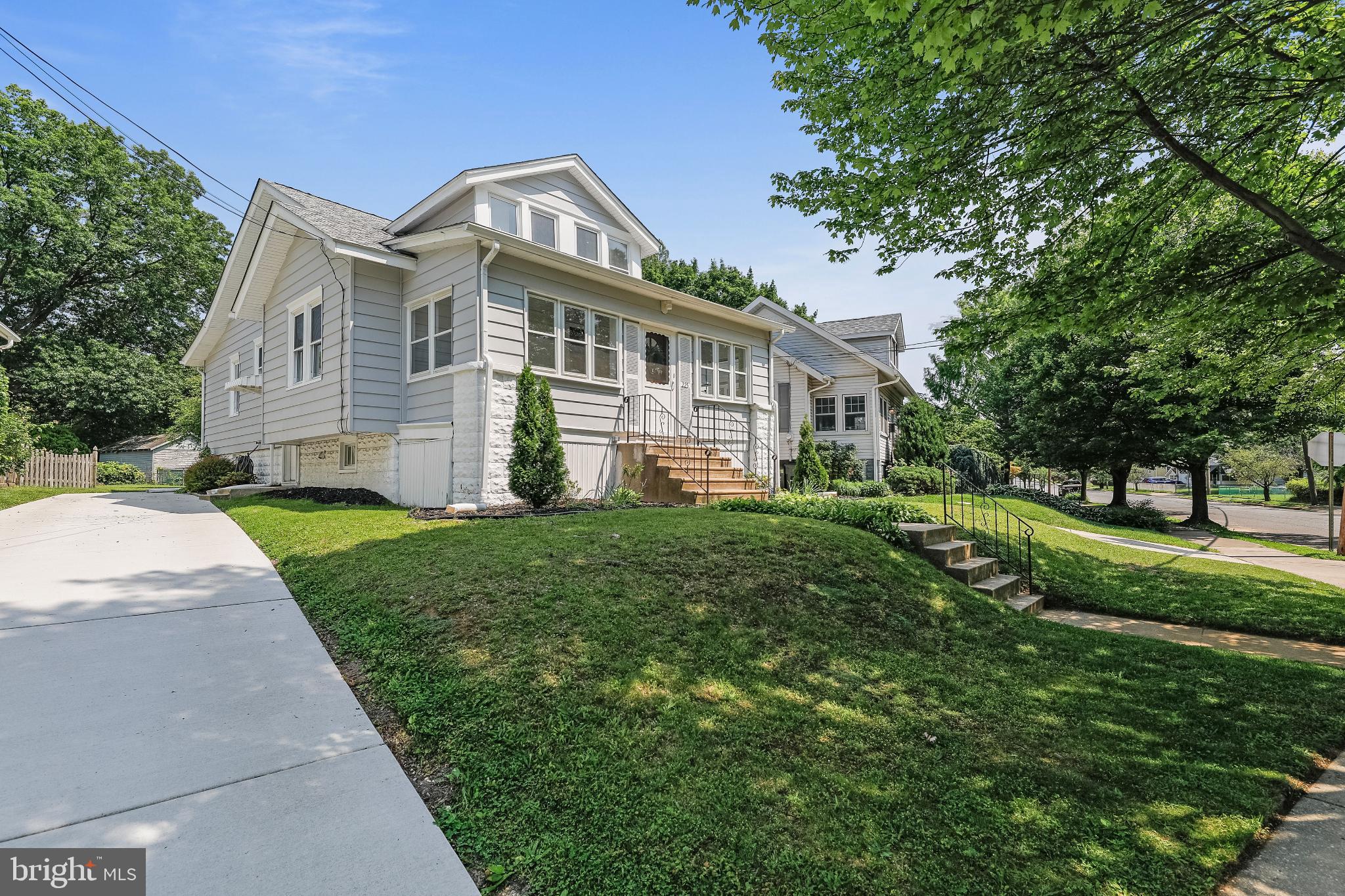 225 W FRANKLIN AVENUE