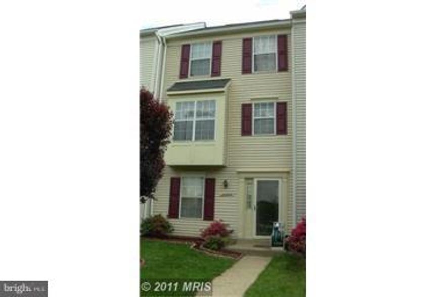 Beautiful 3 level 4 BR, 3 FB TH in Ashburn Village* Walking distance to shopping* Laminate Floors on Living Level* Staines Steel Appliances in Kitchen on Tile* Carpets on Lower/Upper Level* Large Deck* Walk Out to Patio* Fenced In Yard* Ashburn Village Membership With Access to All Amenities (Gym/Pool/Courts) etc..