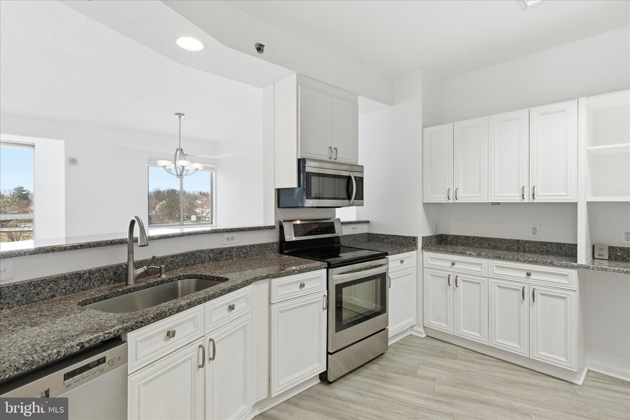 VANTAGE POINT WEST AT LW - Residential