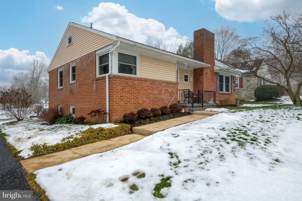 Photo of 937 Walnut Street, Akron, PA 17501 (MLS # PALA2046062)