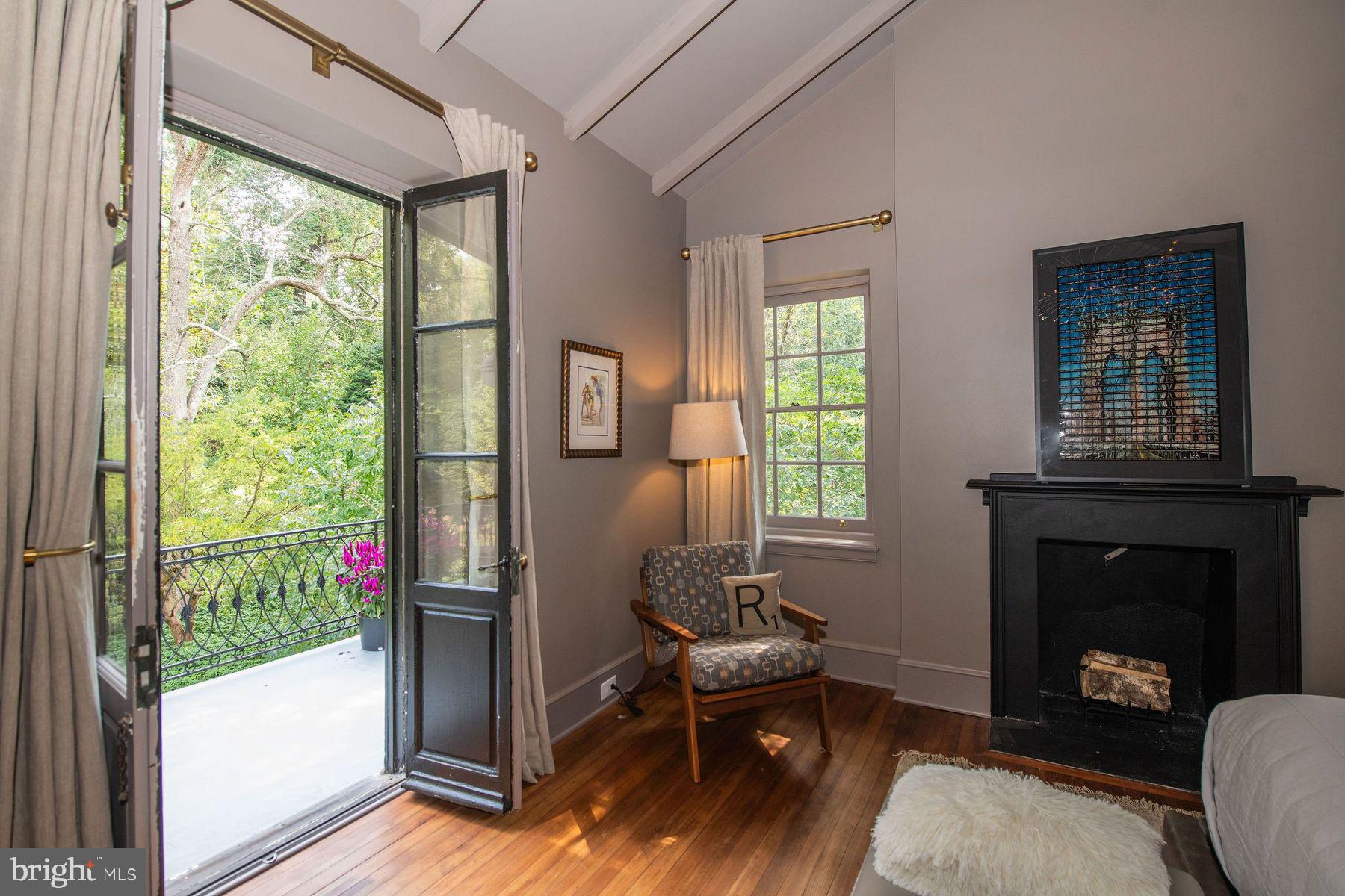 CHESTNUT HILL - Residential