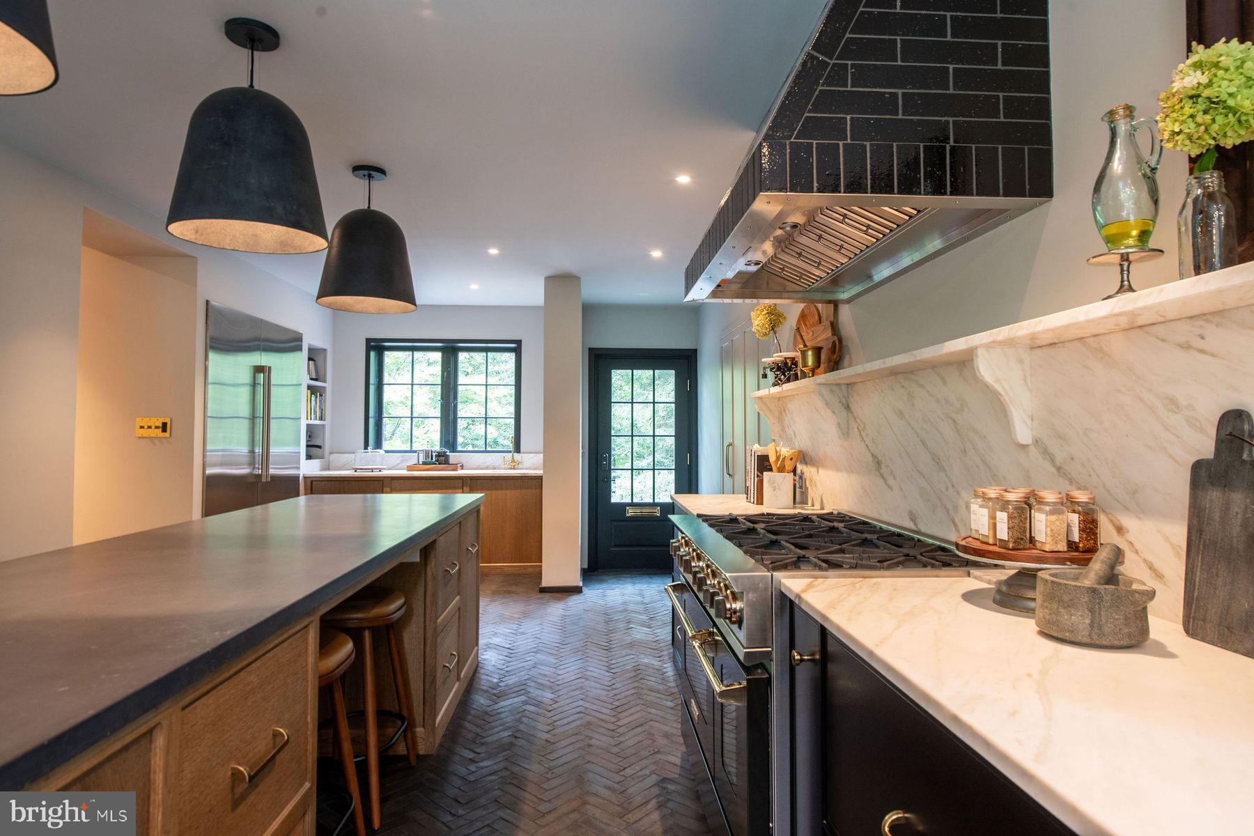 CHESTNUT HILL - Residential