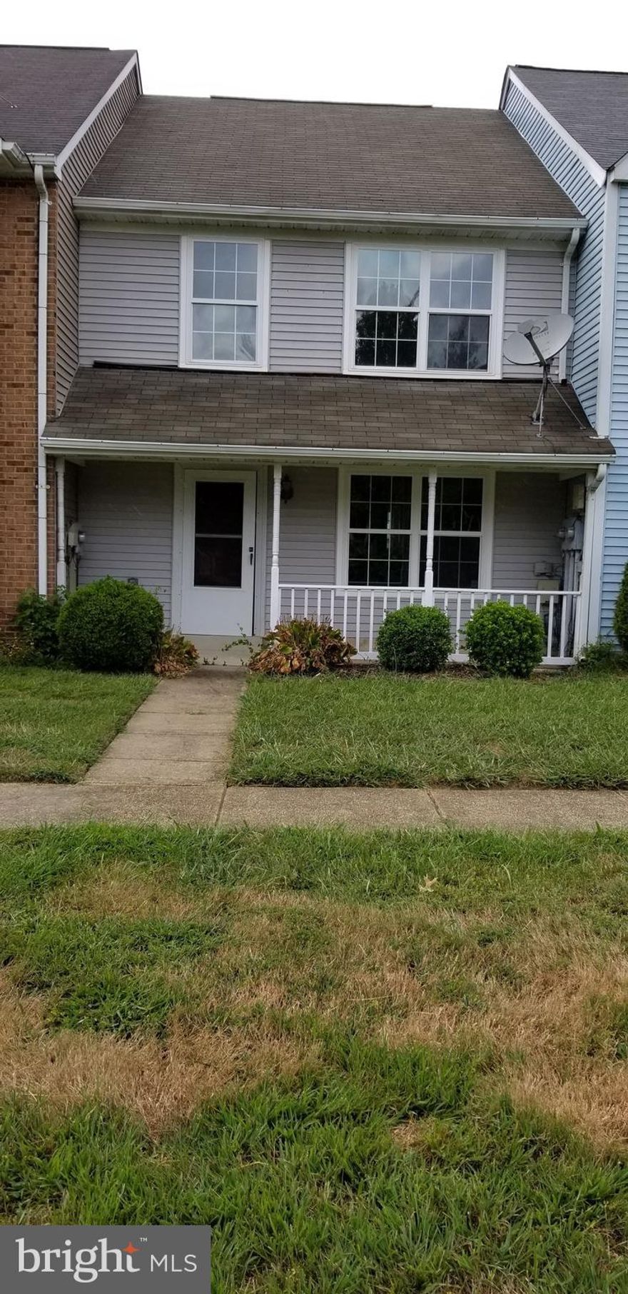 Best townhouse to hit the market in years. Shows great. Remodeled kitchen and bathrooms, new flooring throughout. MUST SEE. Will go quickly.