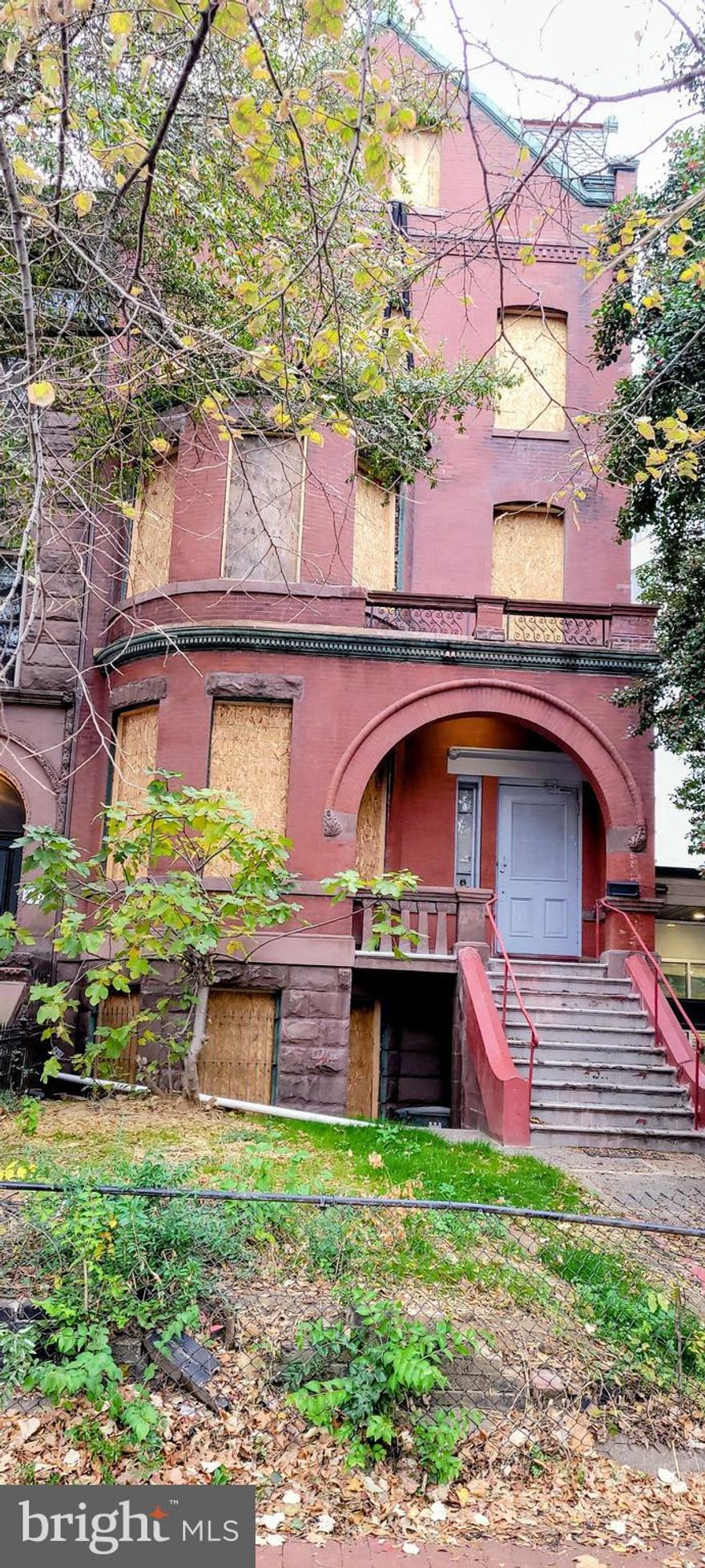 INVESTORS!-GRAND SCALE LIVING. NEEDS WORK BUT OWNERS WILL ENTERTAIN ALL OFFERS HUGE W/ 7500+ SF, 6 LVLS-"L2" IS BSMT,"L1" IS REALLY MAIN, 4 LVLS ABOVE GRADE, THIS PROPERTY HAS NEW ROOF WITH SKYLIGHTS,  SEP CARRIAGE HOUSE GARAGE W/ HUGE LOFT. GORGEOUS ORIGINAL WOODWORK, MOLDING & TRIM, 10FT PLUS CEILINGS,MARBLE FIREPLACE.  THE SELLERS HAVE COMPLETED PERIMETER FRAMING THROUGHOUT 

PLEASE CONTACT AGENT FOR MORE INFORMATION AND SHOWING INSTRUCTIONS