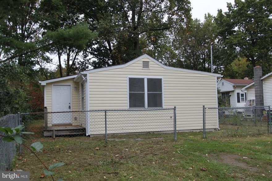 Positioned on a reasonably sized lot, this woodsy lot offers the perfect amount of space. Spacious carpeted living room with a lovely set of french doors. Generous and conveniently laid out kitchen.