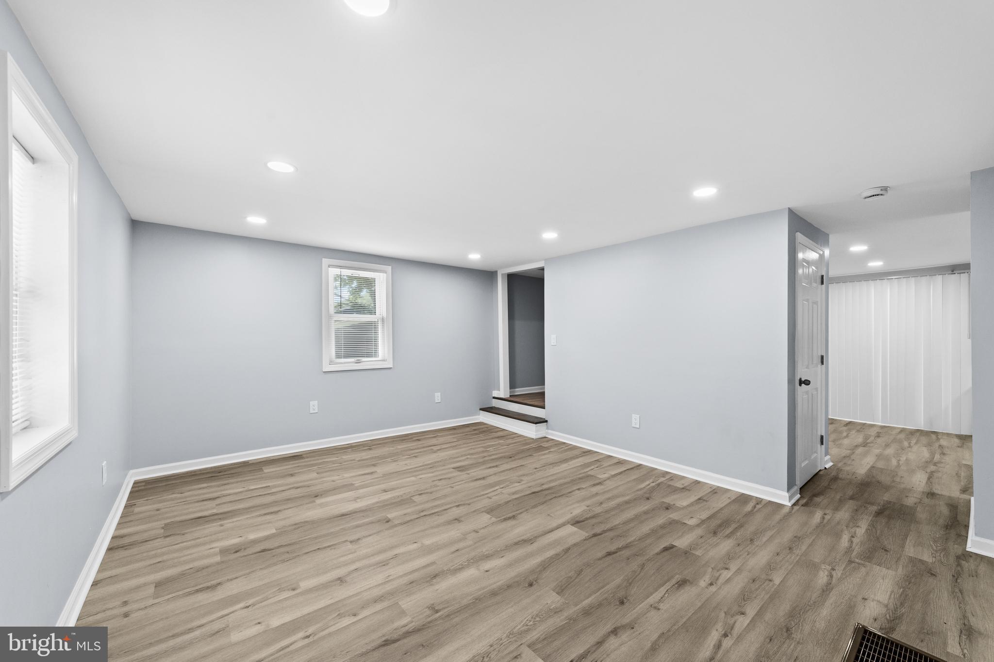 27 E PHOENIX AVENUE