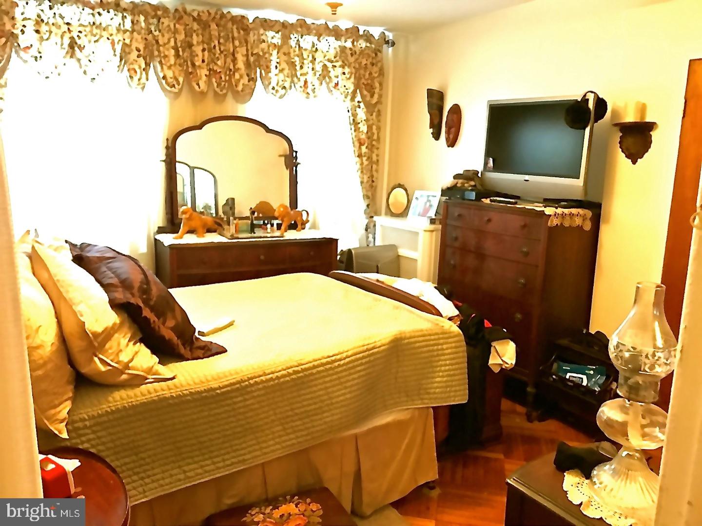 UNIVERSITY CITY - Residential Income
