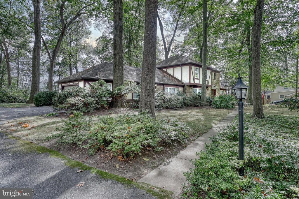 Photo of 812 Flintlock Ridge Rd, MECHANICSBURG, PA 17055 (MLS # PACB2047446)