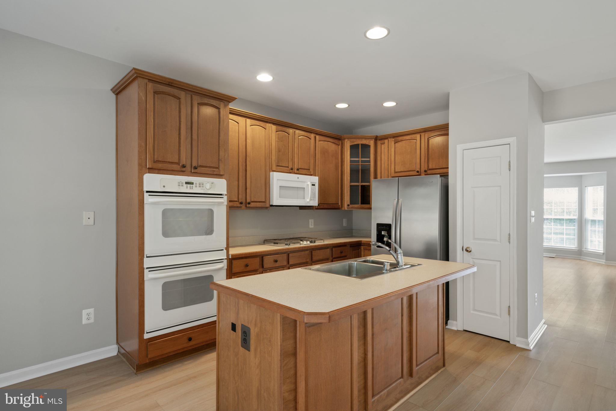 1026 LONGVIEW LN.