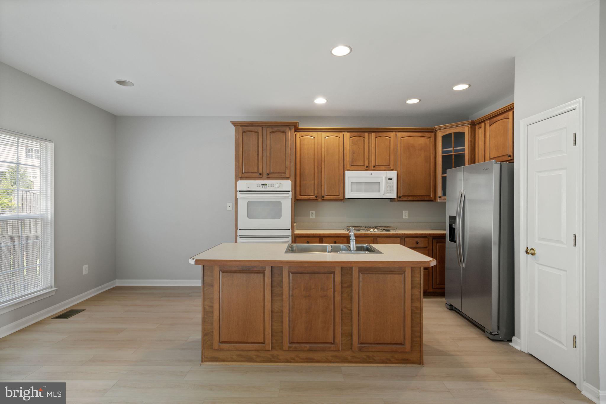 1026 LONGVIEW LN.