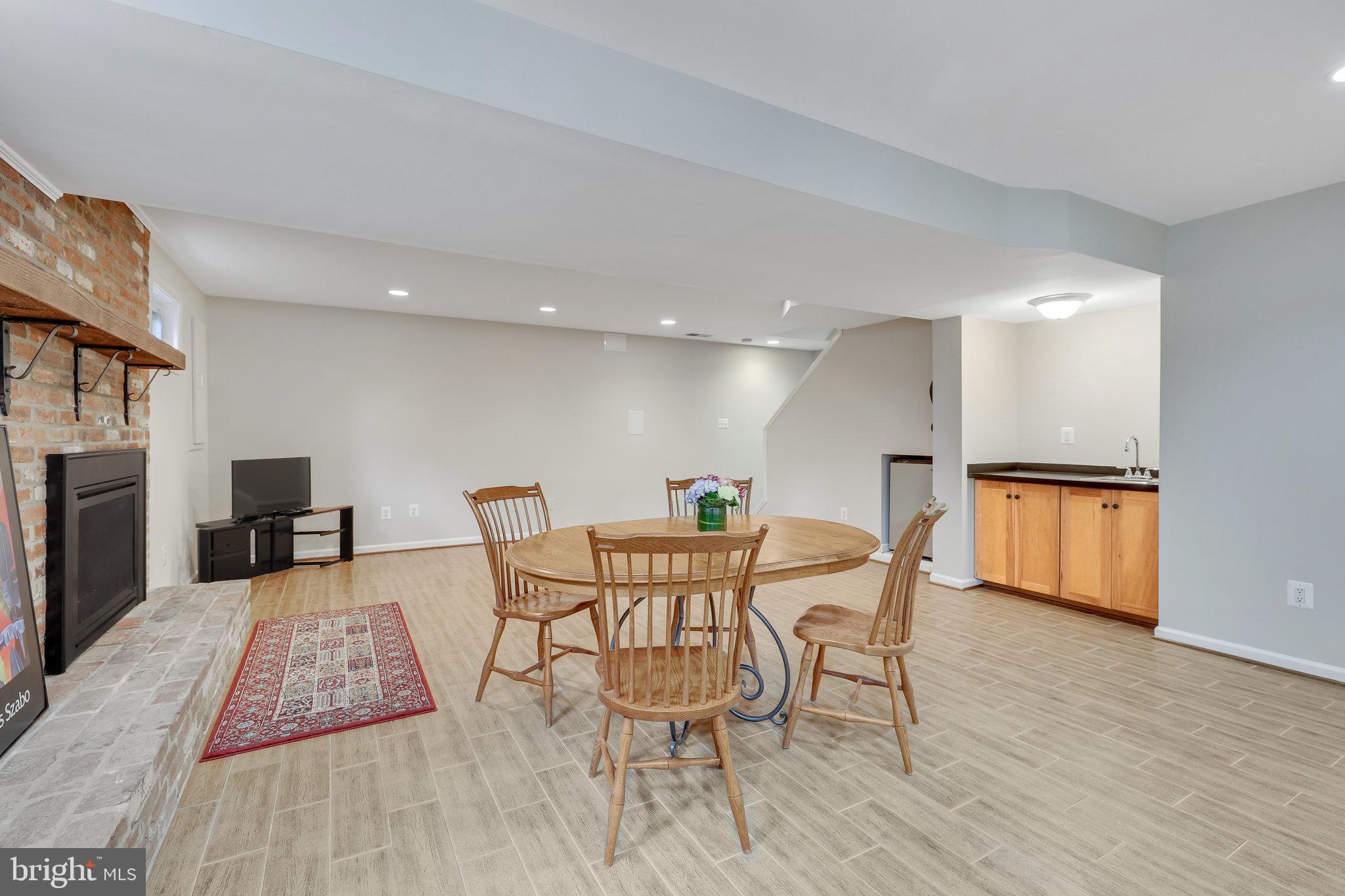 DUNN LORING WOODS - Residential