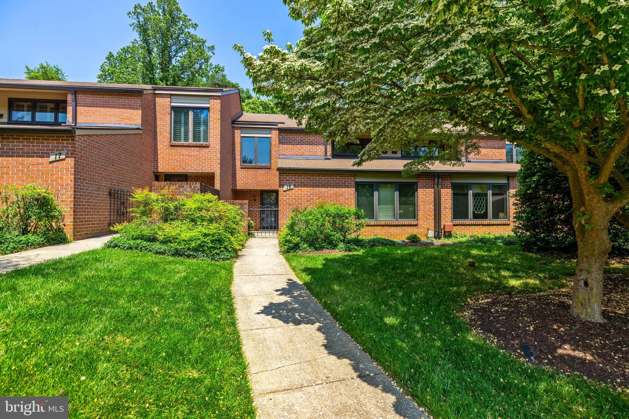 15 OAKRIDGE COURT