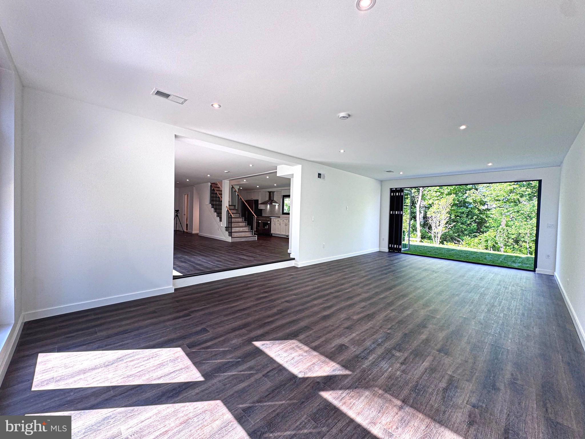 7405 SPORTSMAN DRIVE