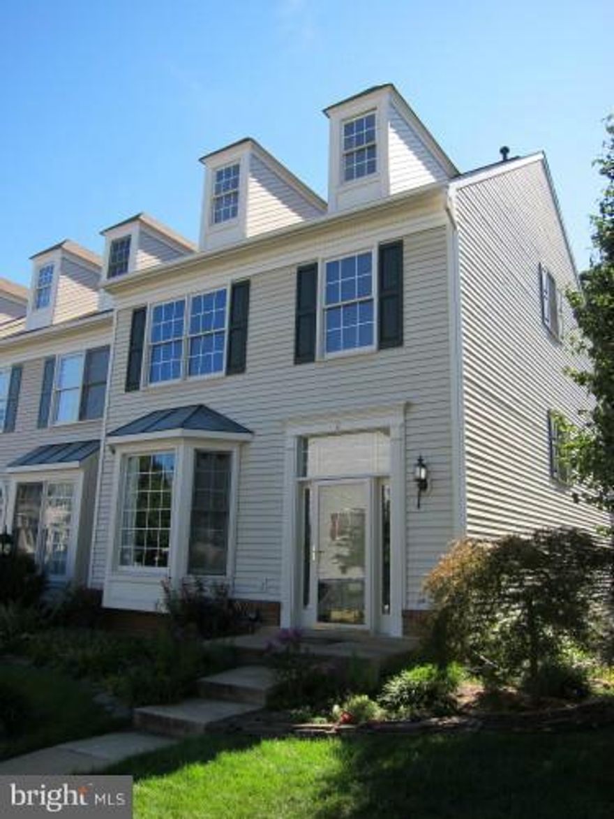 Beautiful Townhouse 3 miles away from Fort Belvoir military base, Wegmans, walk able to Walmart, Kingstown shopping plaza with restaurant, movie theater and 2 grocery stores, etc..  This TH is located in a private community, safe, very family friendly, with pool, tennis court and play ground.