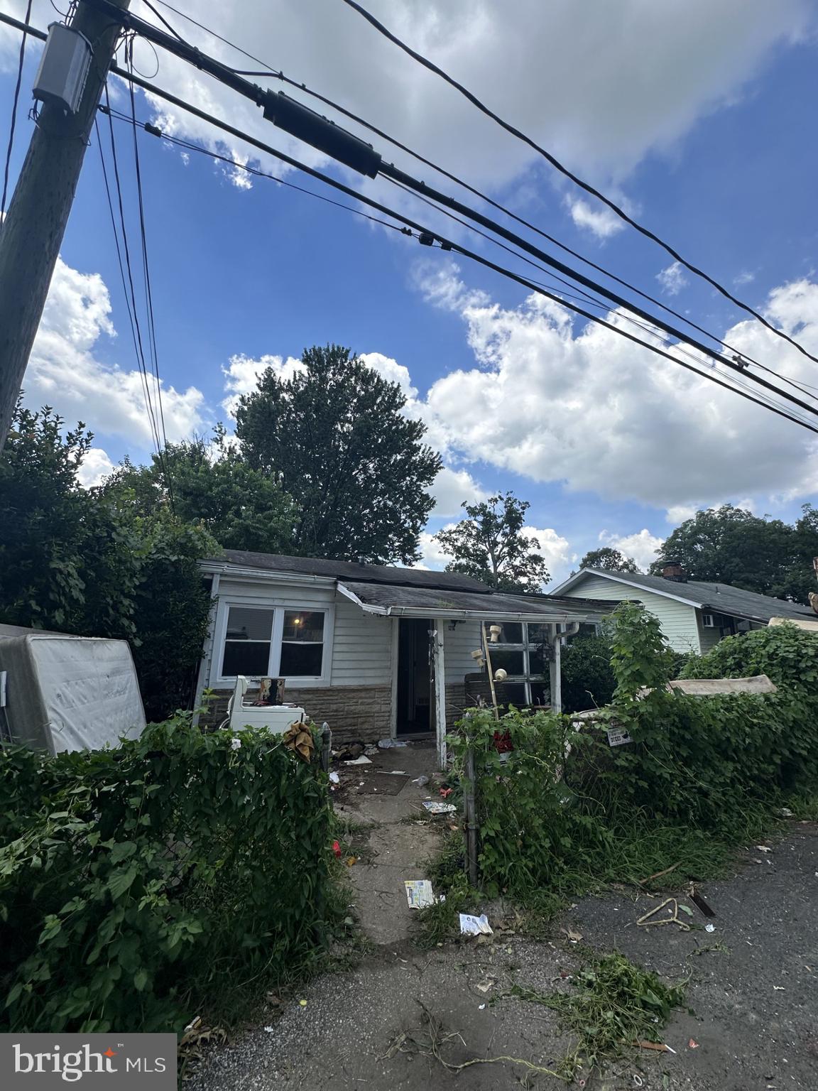 3BR1BA - needs work. sold as is - rare Wilson Point property with full basement - ARV $325K+