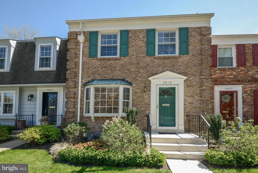 Townhouse w/3 fin levels w/LR, formalDR, Kit w/granite & ss appliances, 3 BR, 2.5 BA, FR w/built-ins. HW flrs & crown molding on main level. Great natural light throughout. Rear patio overlooks deep yard w/gate onto glorious parkland. Minutes to Routes 495 & 66, & Metro. Near swim clubs, parks, farmers market. Minutes to restaurants, shops & conveniences of Downtown McLean. Open 2-4pm Sun 4/24
