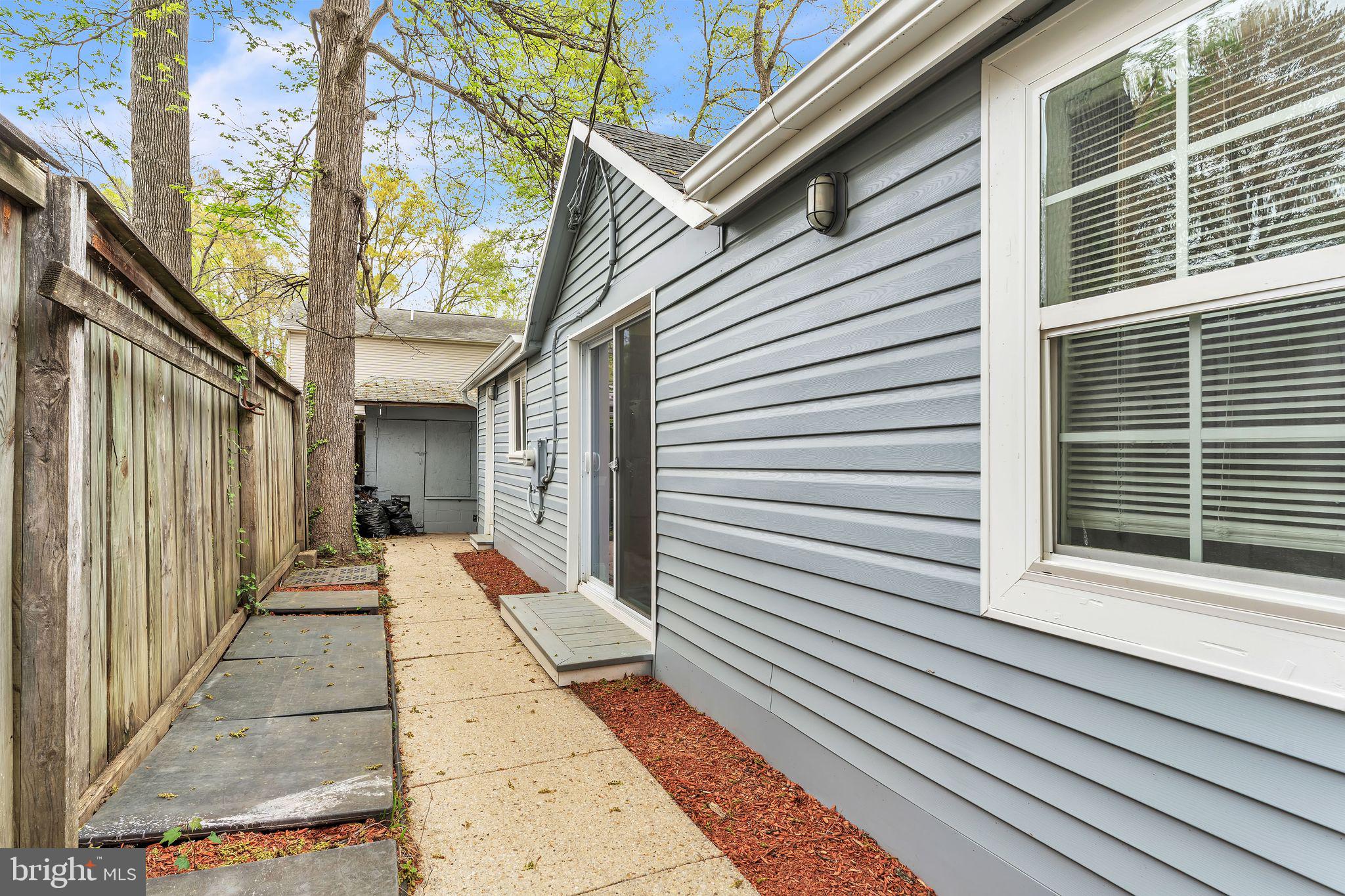 WOODLAND BEACH - Residential Lease