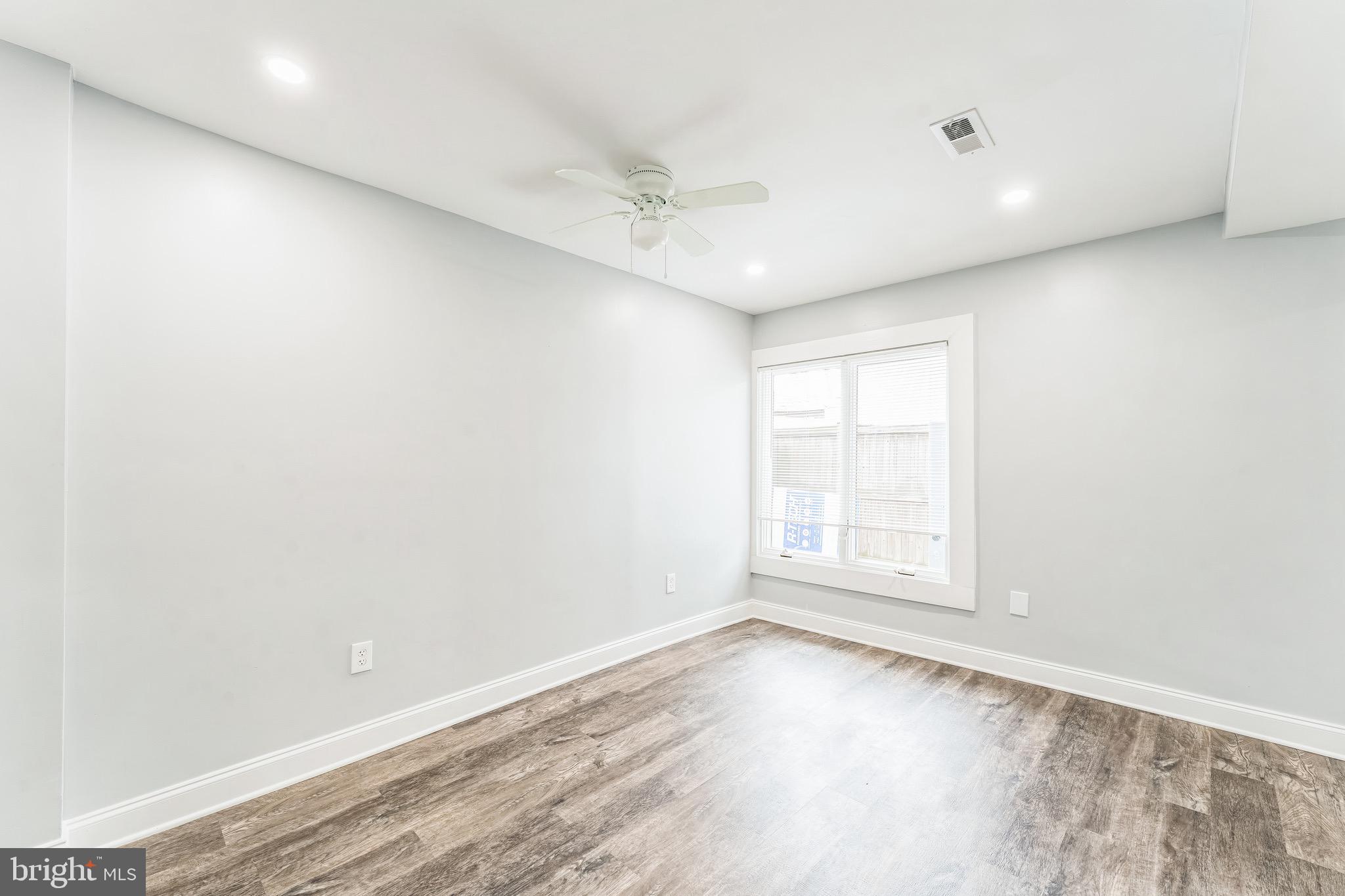 WOODLAND BEACH - Residential Lease