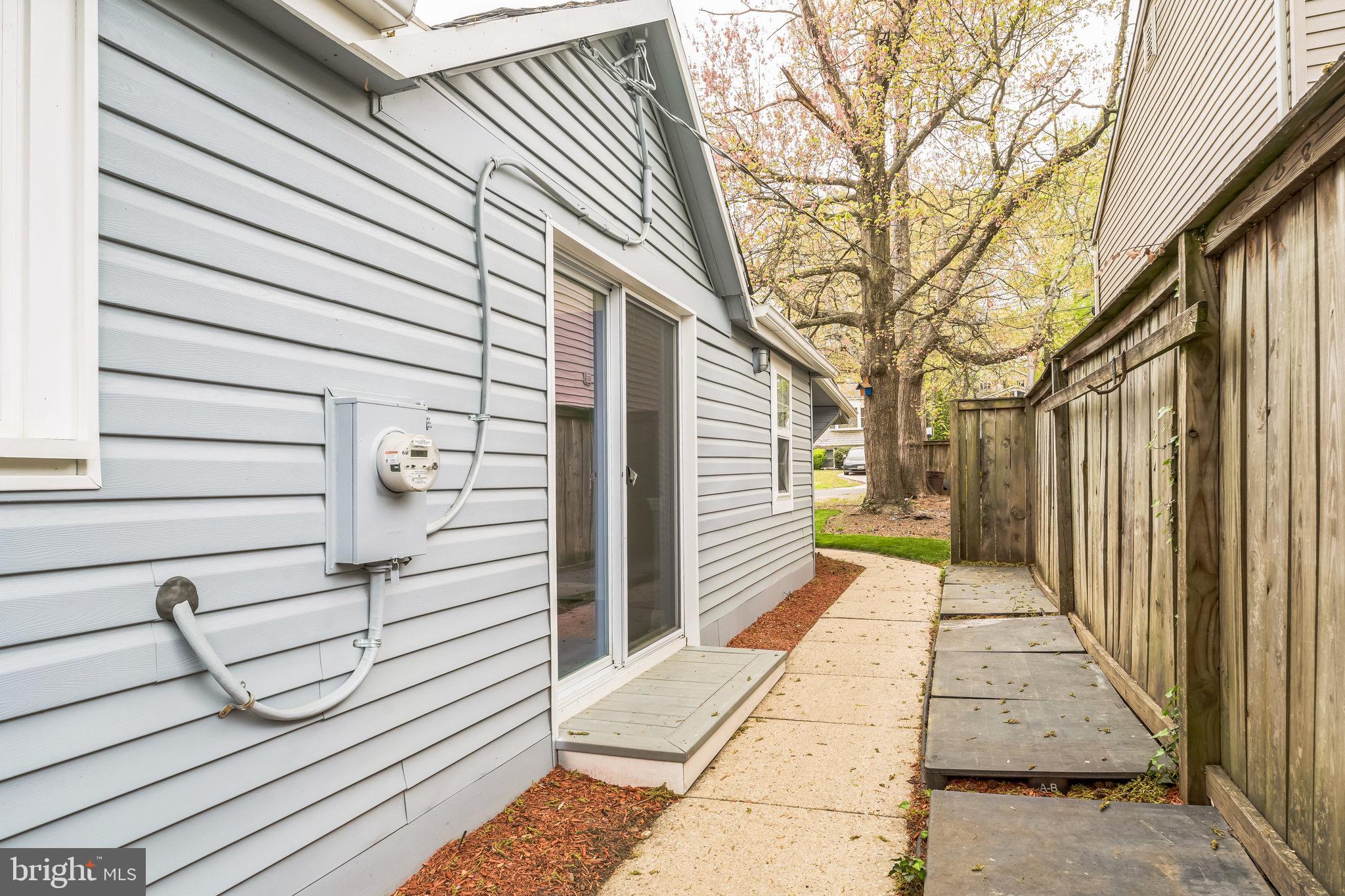 WOODLAND BEACH - Residential Lease