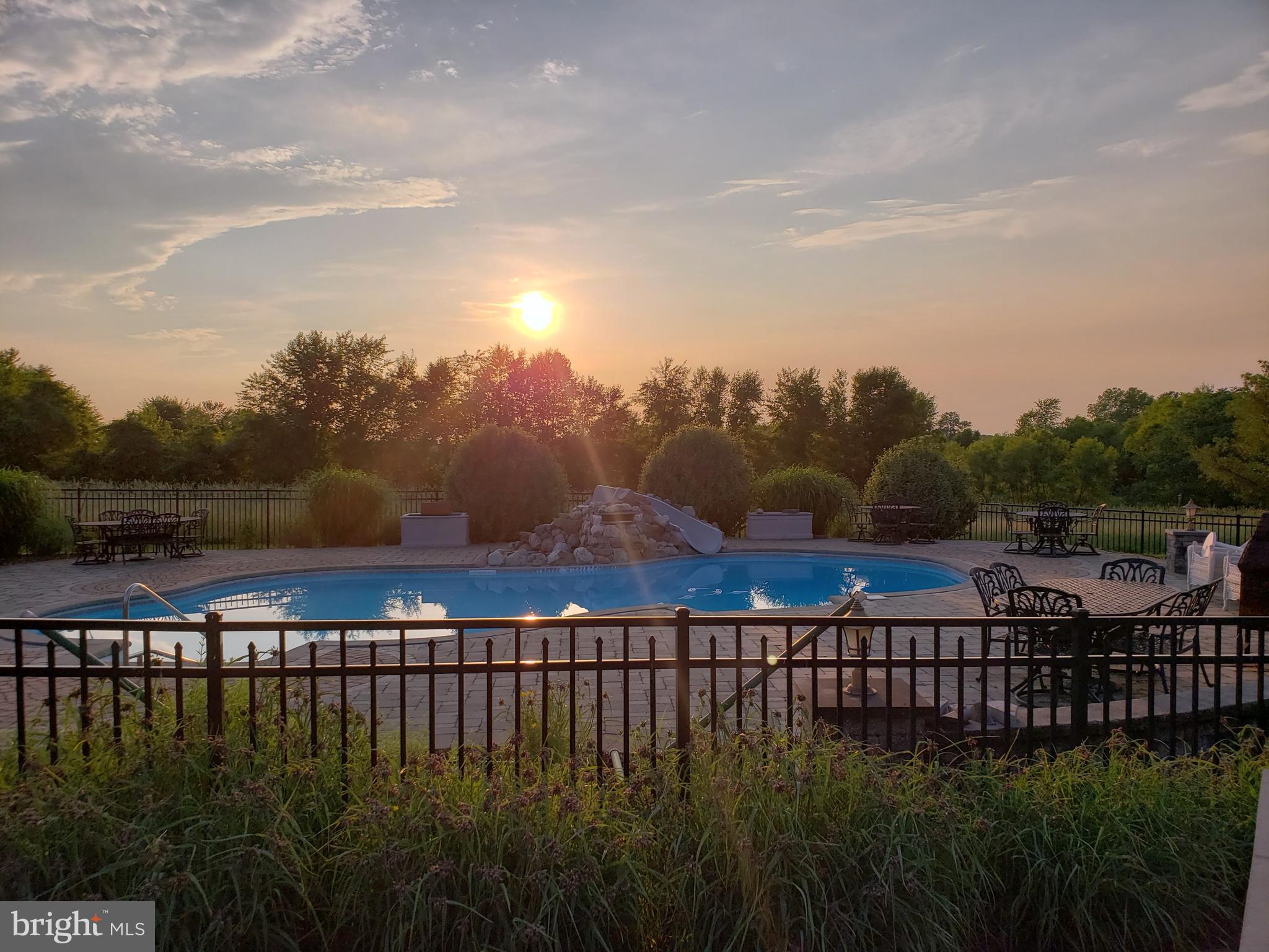 LINDEN MANOR - Residential