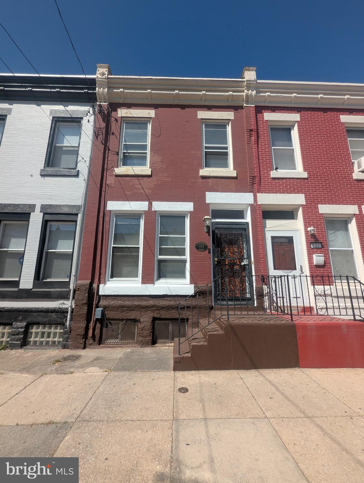 Opportunity to live in a 4 bedroom, 2 full bath house separate w/d room on the 1st floor and good size yard. Few blocks away from Temple University Main campus on a wide block with new construction all around.
1st floor - foyer, large living room with 2 large front windows, mantle piece, separate large dining room, large open kitchen, back mud room with w/d and full bath, entrance to good size backyard.
2nd floor - Large front bedroom with 2 windows, closet, middle small bedroom with window and closet, 3 piece bath with standup shower, 2nd middle bedroom with window and large rear bedroom with 4 windows and mantle piece.
Huge basement for storage.