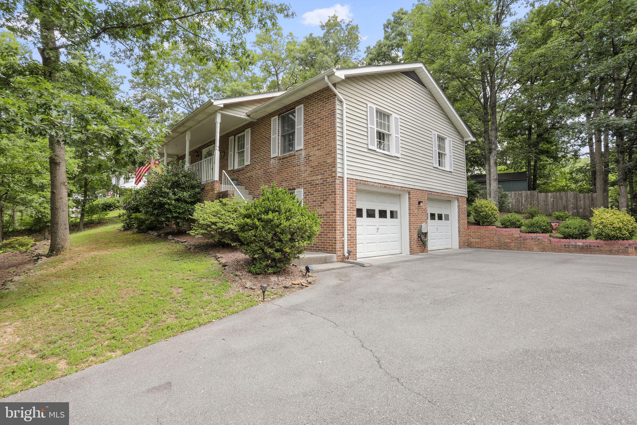 LAKEWOOD MANOR - Residential