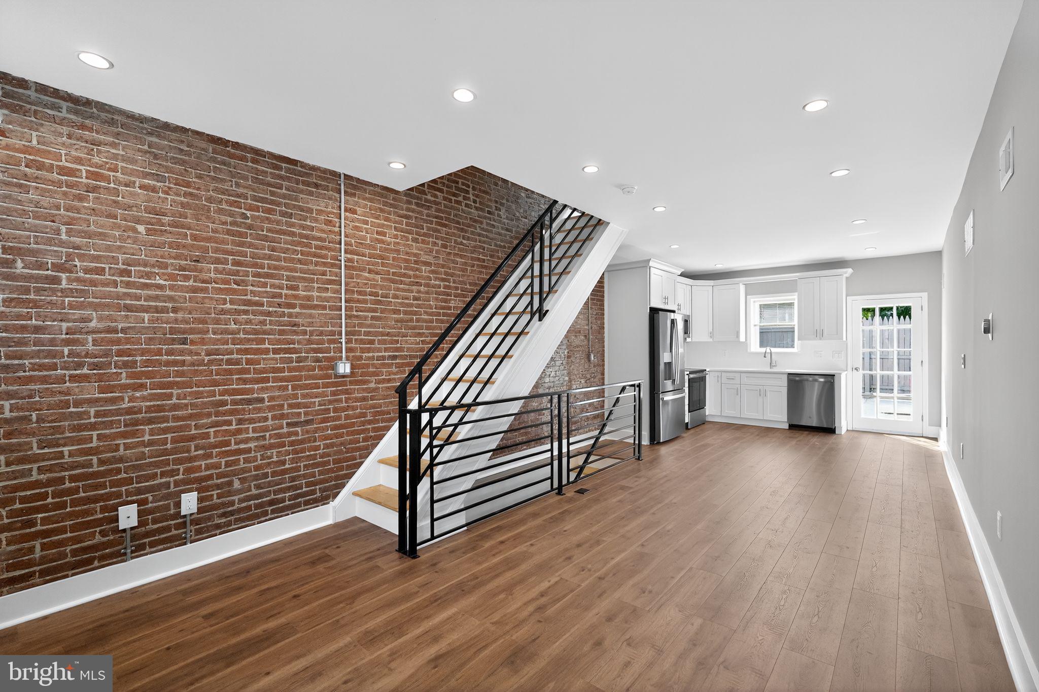 2646 E MONMOUTH STREET