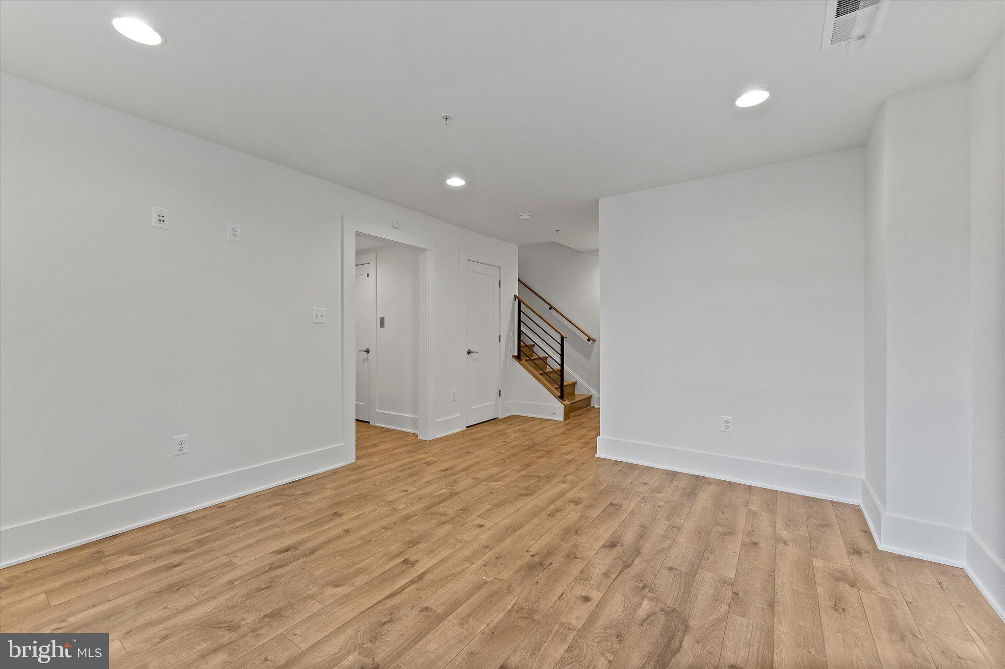 CABIN JOHN VILLAGE - Residential