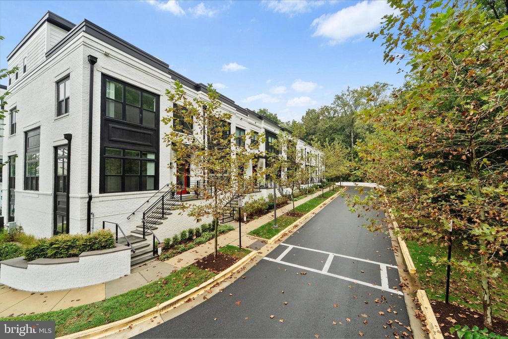 Photo of 11300 Emerald Park Road, POTOMAC, MD 20854 (MLS # MDMC2203116)