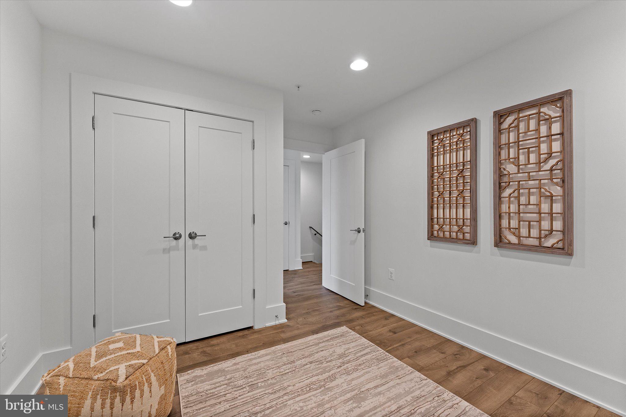 CABIN JOHN VILLAGE - Residential