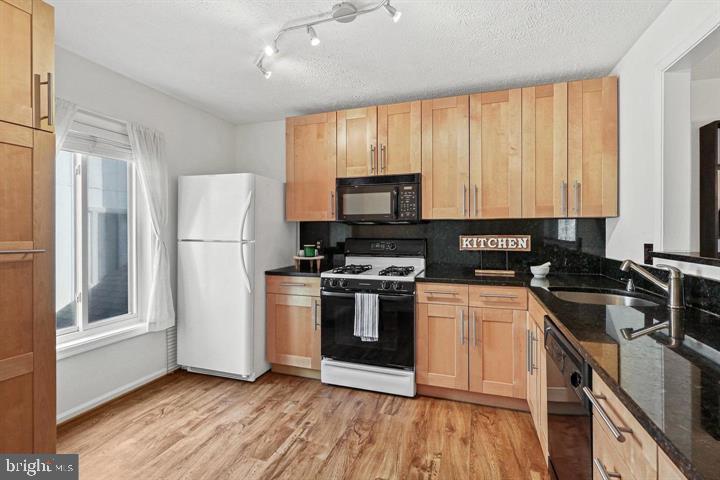 HUNTERS CROSSING - Residential Lease