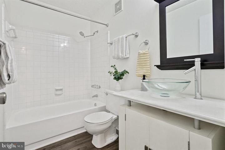 HUNTERS CROSSING - Residential Lease