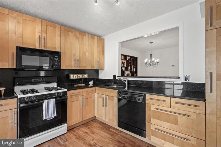 HUNTERS CROSSING - Residential Lease