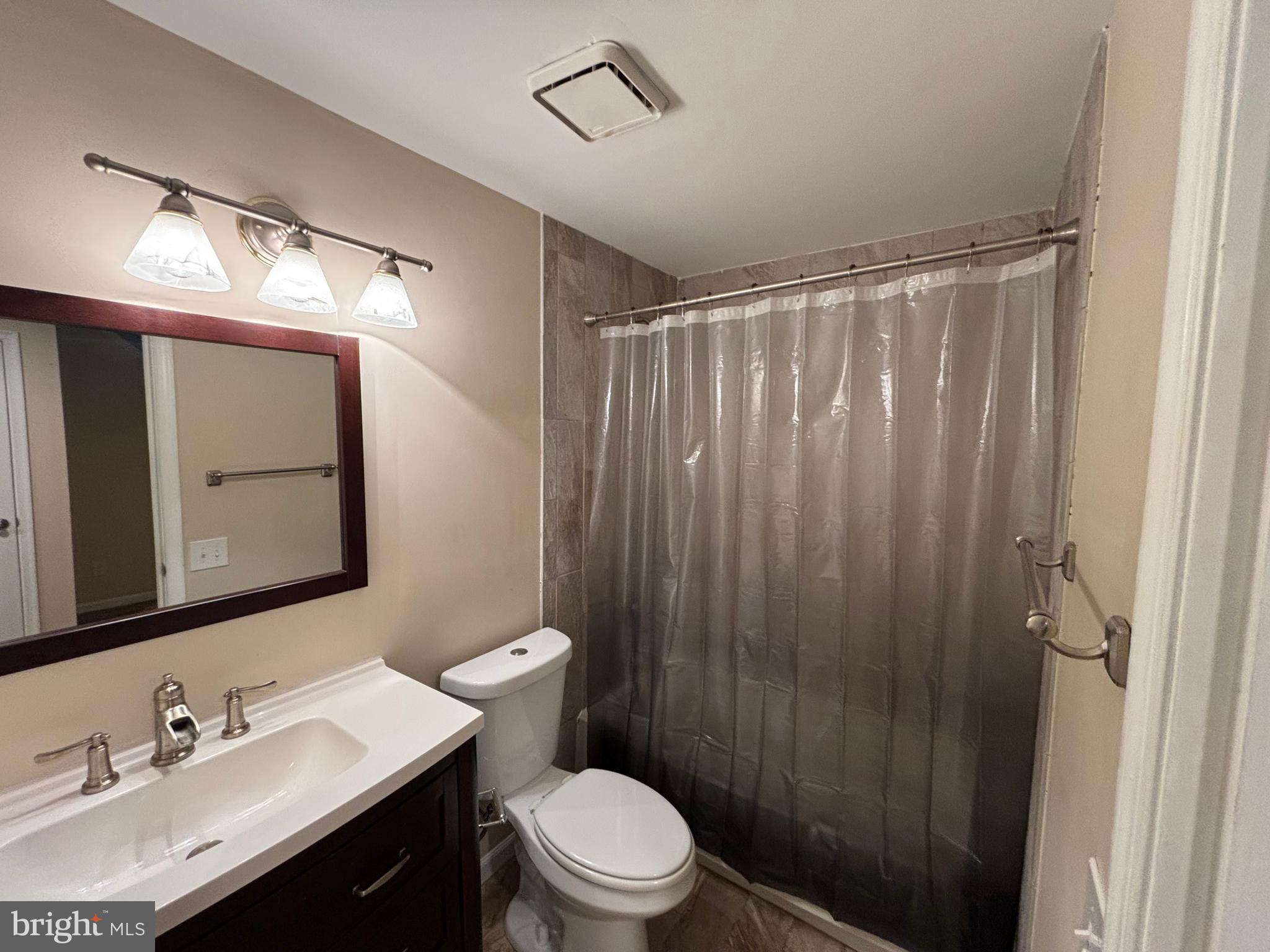 ASHBURN FARM - Residential Lease