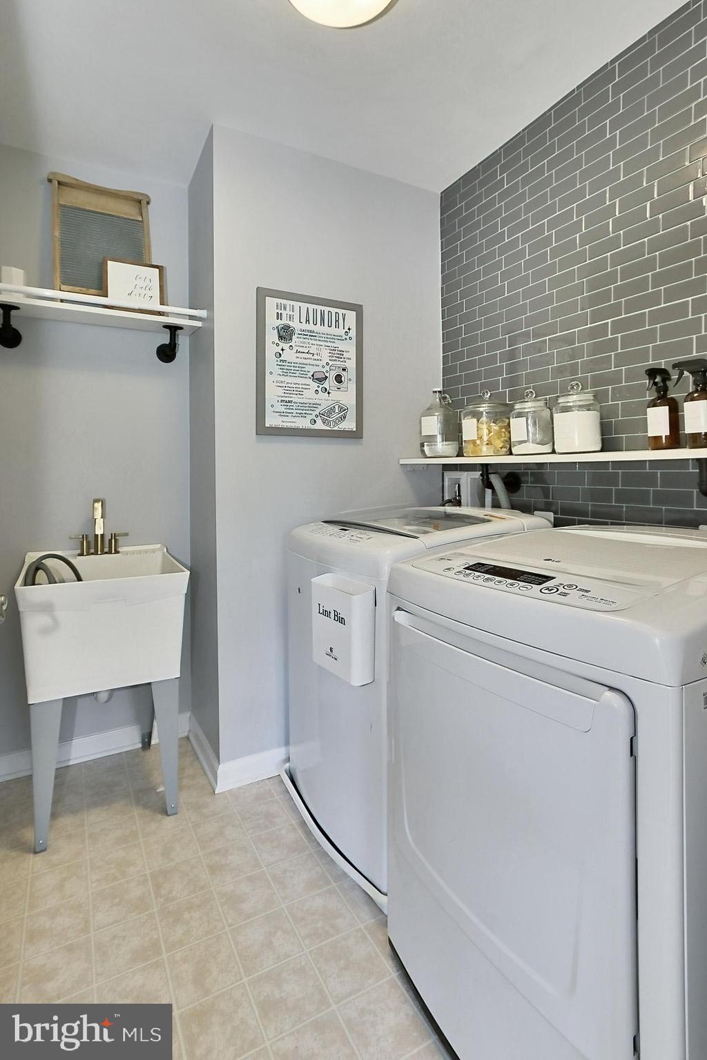 LOVETTSVILLE TOWN CENTER - Residential