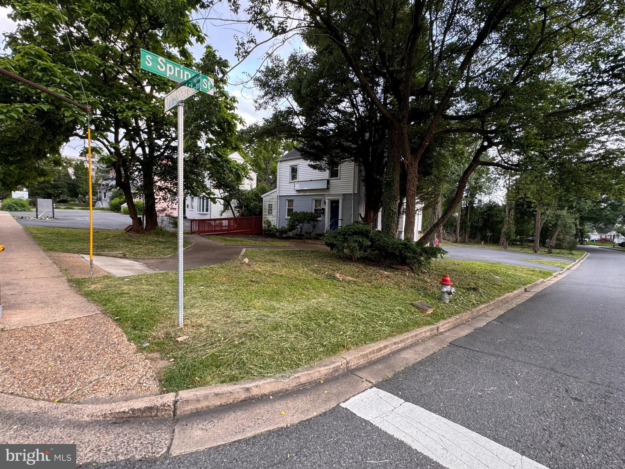 821 W BROAD STREET