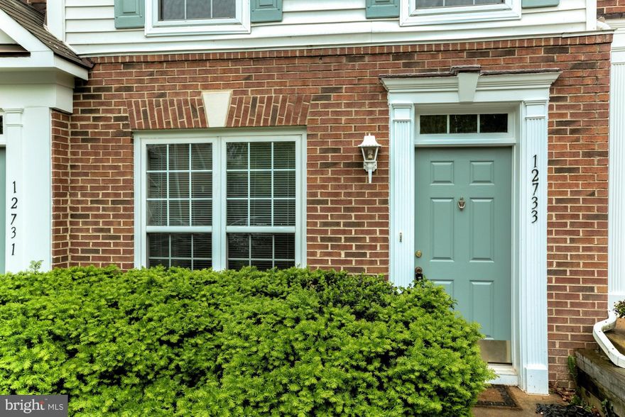 Freshly painted 2 level TH condo near Fair Lakes Shop. Cent. Great location in the Heart of Fairfax close to FFX County Parkway, I-66, & Rt. 50. Kitchen w/ Stainless Steel appliances & Hardwood floors throughout the unit. 2 Master Bedrooms, 1 MBR with it's own private balcony w/ Sep Tub & Shower and other MB has full BA & walk in closet. ML has Powder room, Eat-in Kit, Dining & Living Room w/ FP