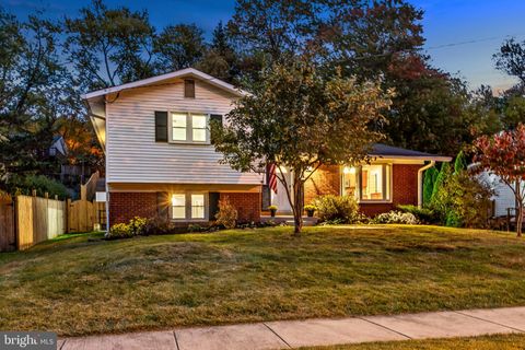 Photo of 812 Cabin John Parkway, ROCKVILLE, MD 20852 (MLS # MDMC2205340)