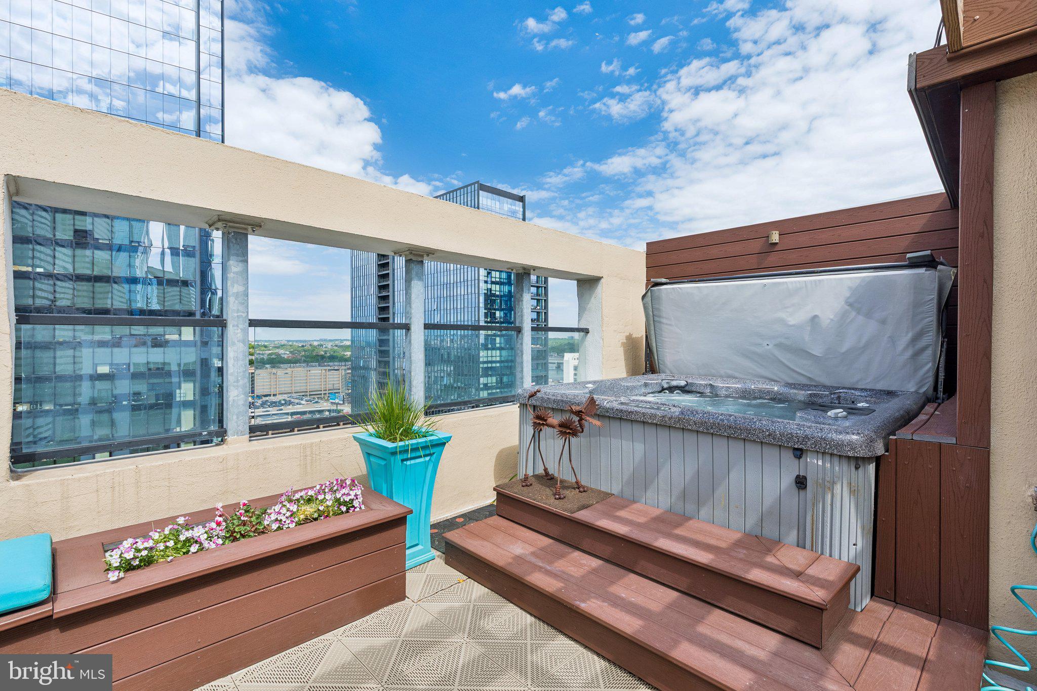 LOGAN SQUARE - Residential