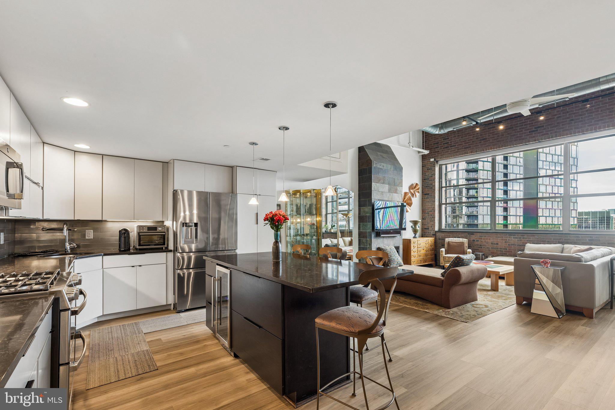 LOGAN SQUARE - Residential