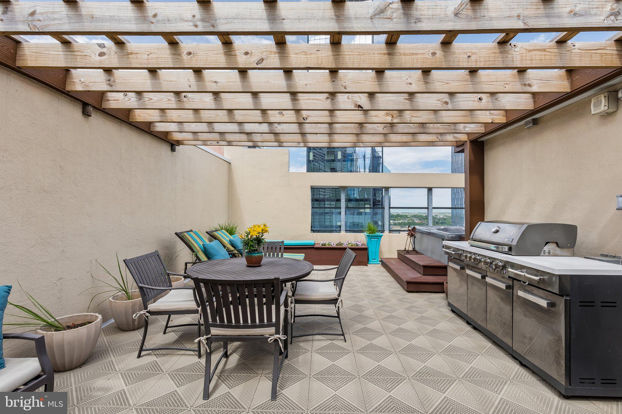 LOGAN SQUARE - Residential
