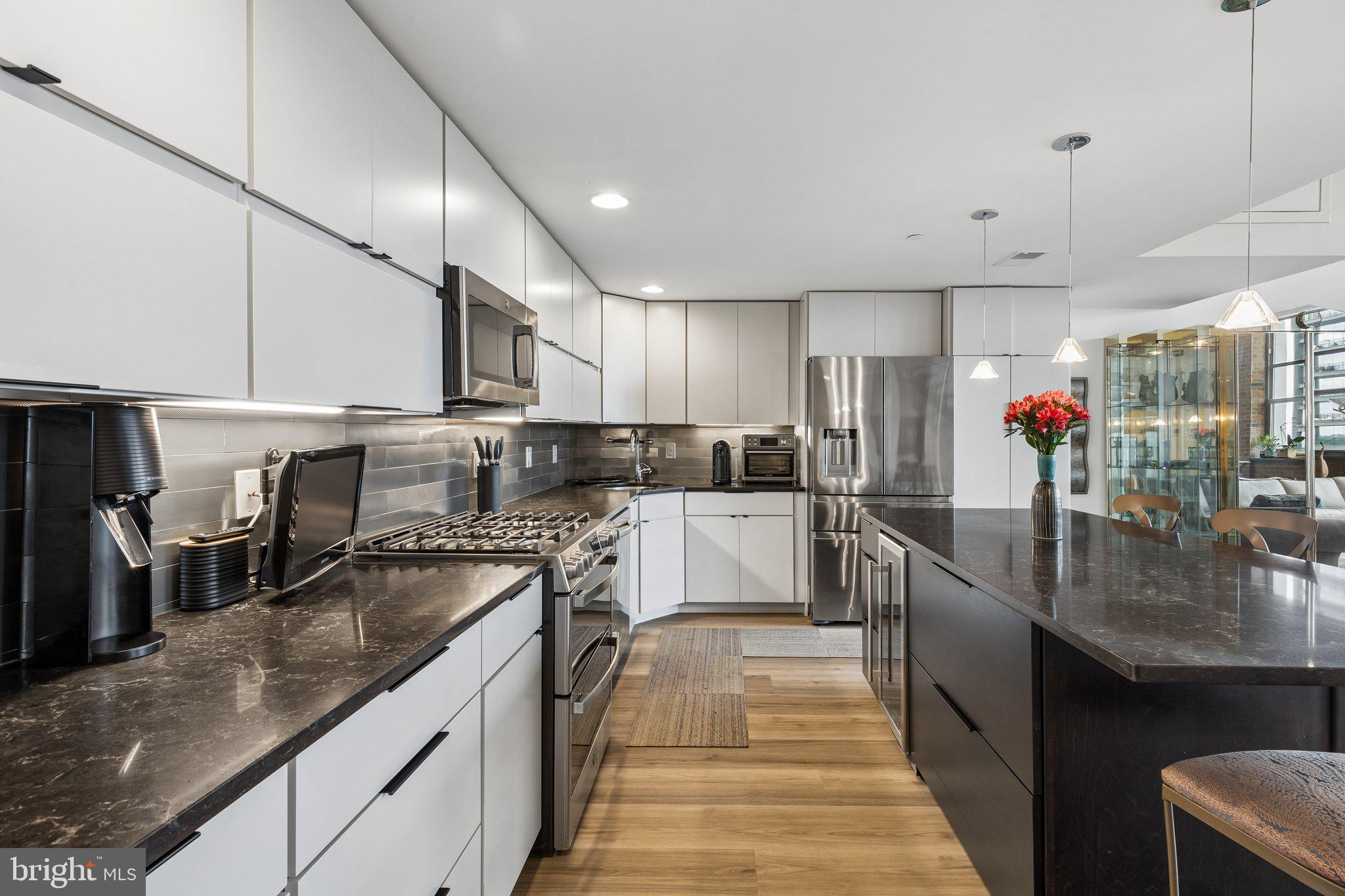 LOGAN SQUARE - Residential